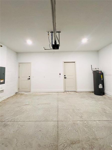 Spacious, unfurnished interior of a new home in , Dunnellon (Image 5).