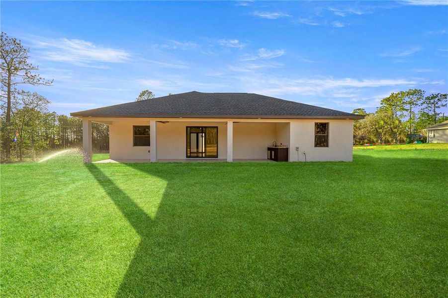 Exterior details and patio area of a home in , Dunnellon (Image 18).