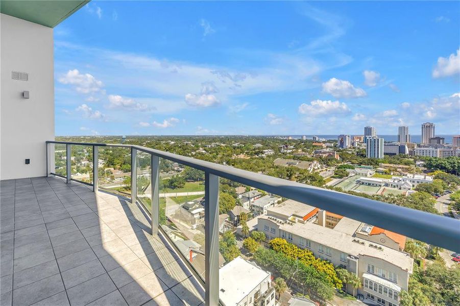 Condo located in St. Petersburg, FL showcasing its design and architecture (Image 3). Condo located in St. Petersburg, FL showcasing its design and architecture (Image 3).