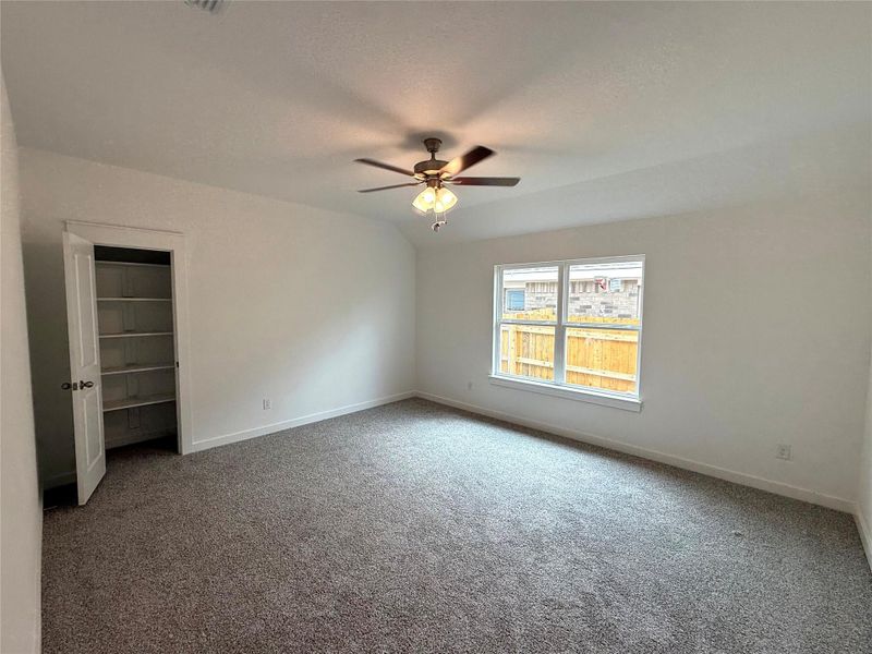 Spacious, unfurnished interior of a new home in Creeks Crossing, Elgin (Image 4).