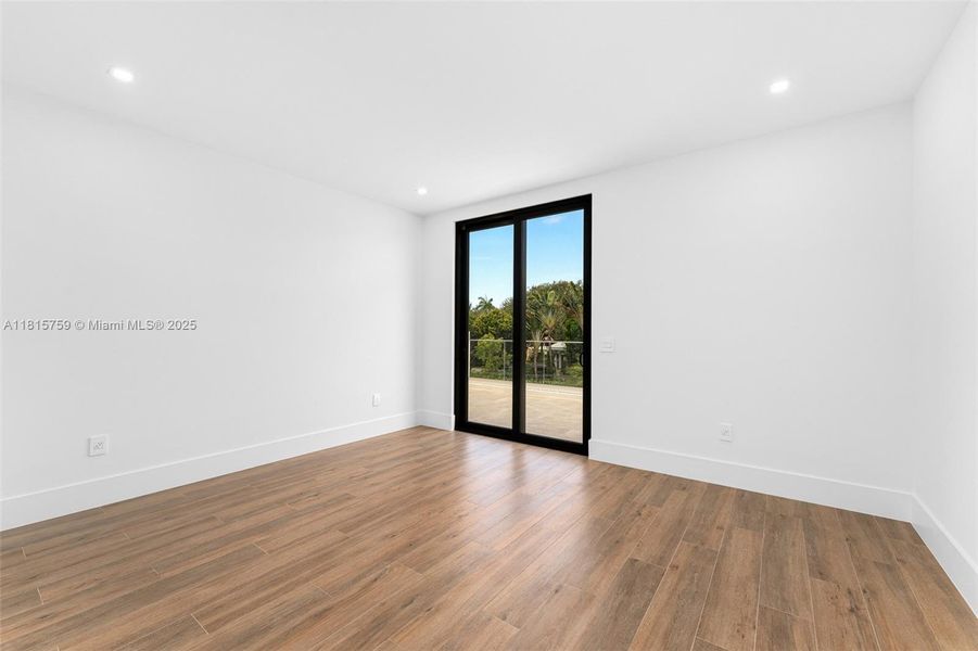 Spacious, unfurnished interior of a new home in , Pinecrest (Image 22).