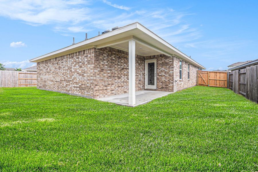 Exterior details and patio area of a home in Lago Mar, Texas City (Image 4).