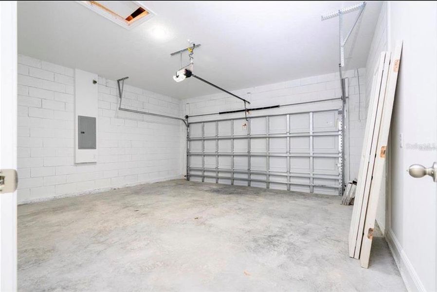 Spacious, unfurnished interior of a new home in , Citrus Springs (Image 34).