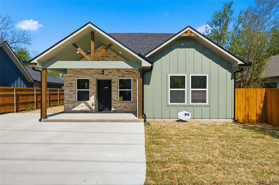 Exterior details and patio area of a home in , Bellmead (Image 14).