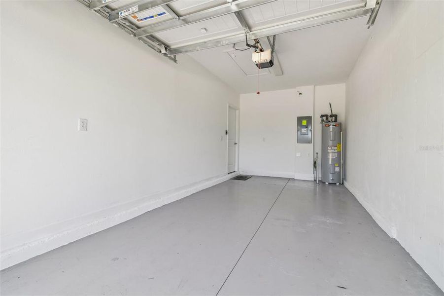 Spacious, unfurnished interior of a new home in Angeline Active Adult, Land O' Lakes (Image 37).