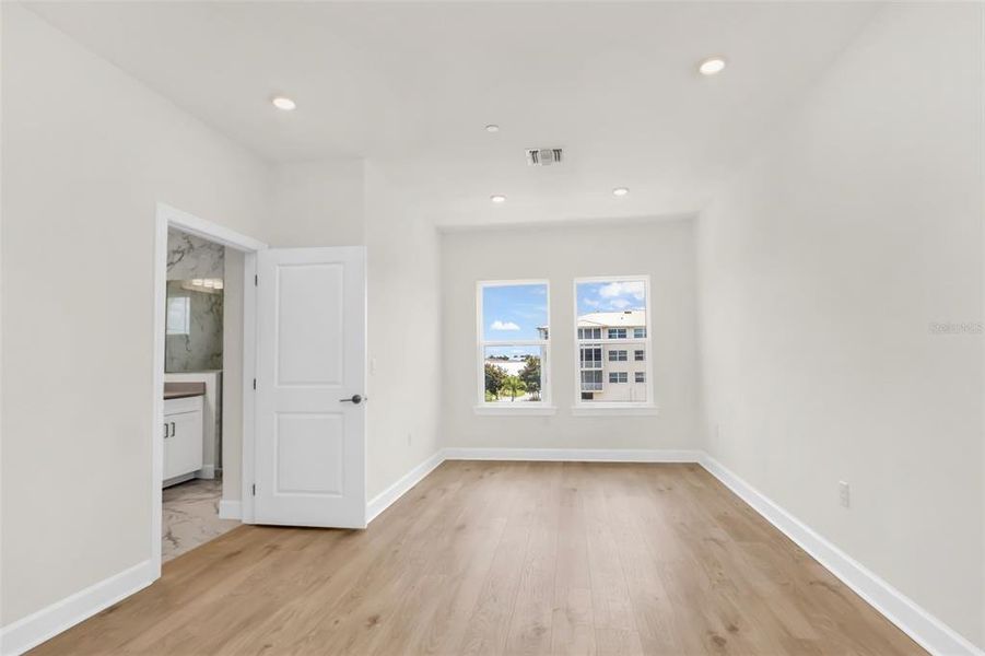 Spacious, unfurnished interior of a new home in , Punta Gorda (Image 31).