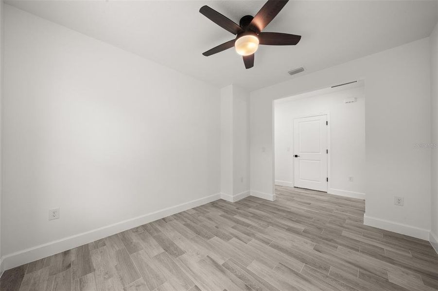 Spacious, unfurnished interior of a new home in , Sebring (Image 32).