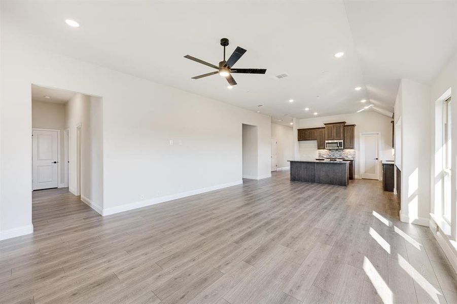 Spacious, unfurnished interior of a new home in Maplewood, Glenn Heights (Image 23).