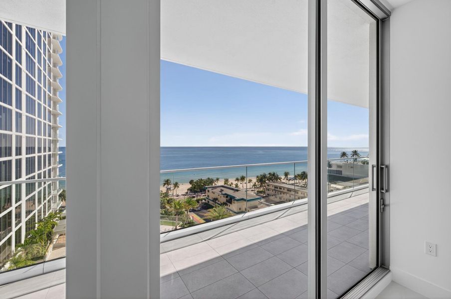 Condo located in Fort Lauderdale, FL showcasing its design and architecture (Image 30).