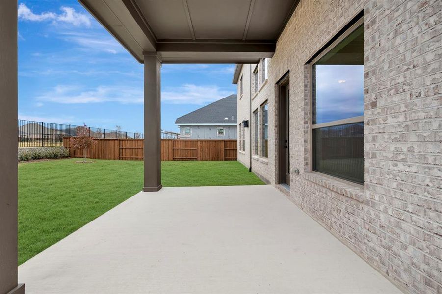 Exterior details and patio area of a home in Mantua Point Classics, Van Alstyne (Image 22).