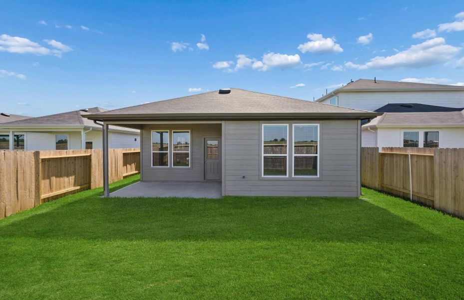 Exterior details and patio area of a home in Stokesbury, Waller (Image 3).