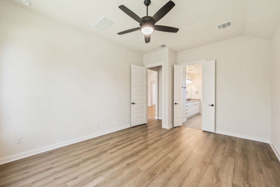 Spacious, unfurnished interior of a new home in Wolf Ranch, Georgetown (Image 37).