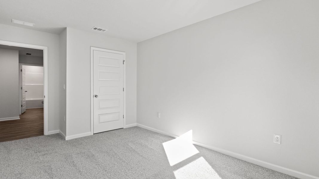 Spacious, unfurnished interior of a new home in Sunny Hills, Chipley (Image 16).