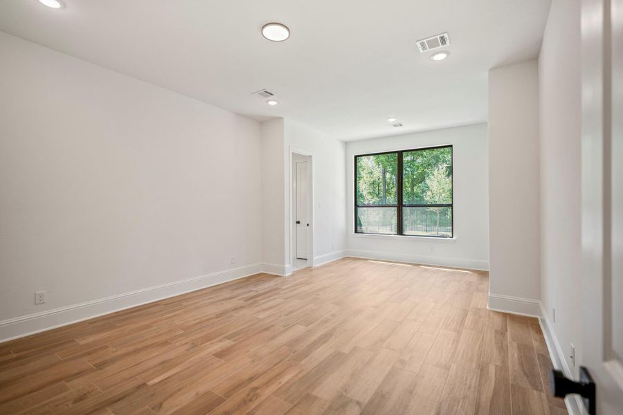 Spacious, unfurnished interior of a new home in Colton, Montgomery (Image 31).