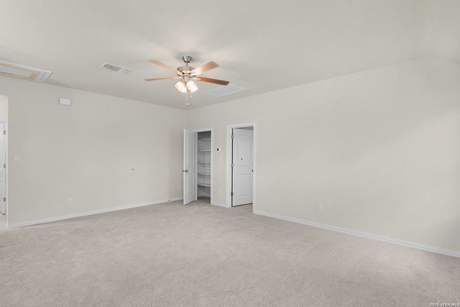 Spacious, unfurnished interior of a new home in Meyer Ranch - Enclave, New Braunfels (Image 13).
