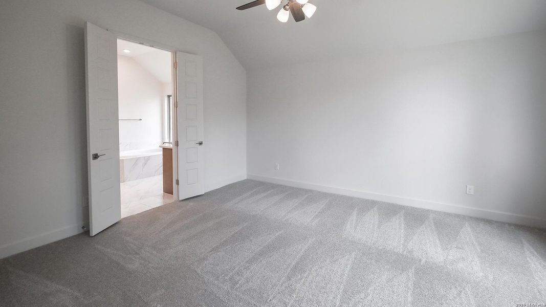 Spacious, unfurnished interior of a new home in Cibolo Valley Heights, Cibolo (Image 17).