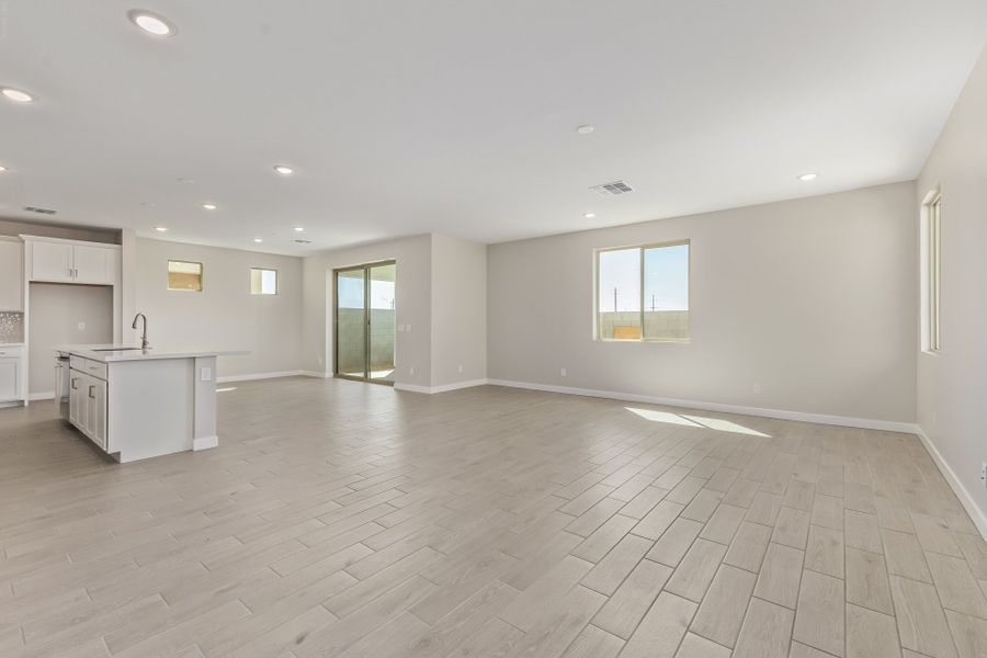 Spacious, unfurnished interior of a new home in Rialta, Mesa (Image 11).