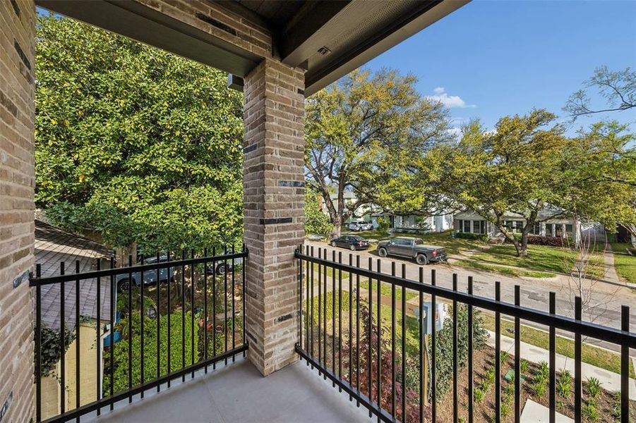 Exterior details and patio area of a home in , Dallas (Image 4).