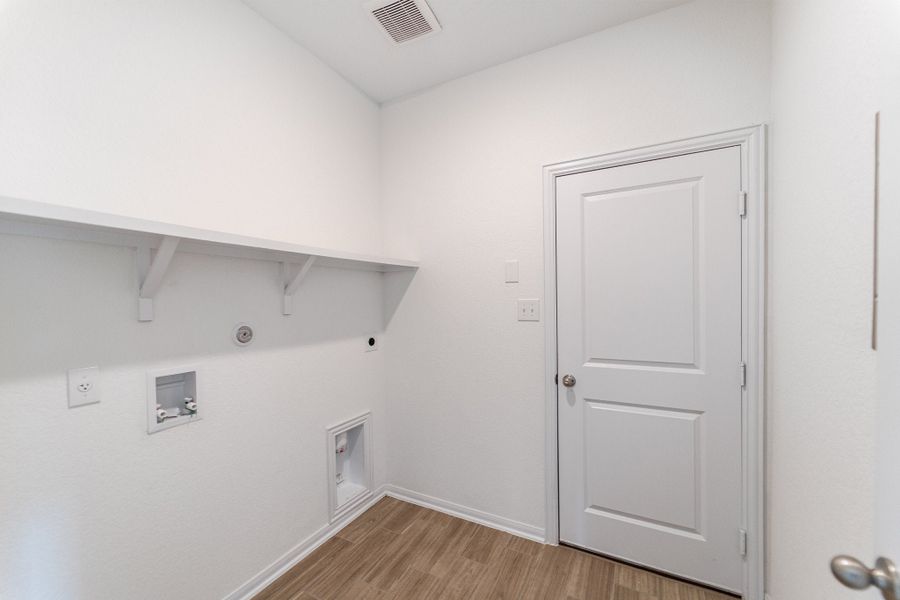 Spacious, unfurnished interior of a new home in Hunter's Ranch, San Antonio (Image 19).