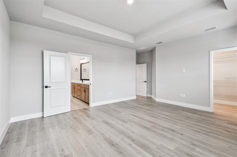 Spacious, unfurnished interior of a new home in , Sarasota (Image 24).