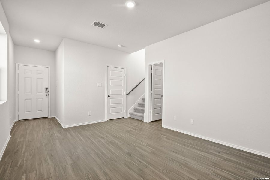 Spacious, unfurnished interior of a new home in Blue Ridge Ranch, San Antonio (Image 16).