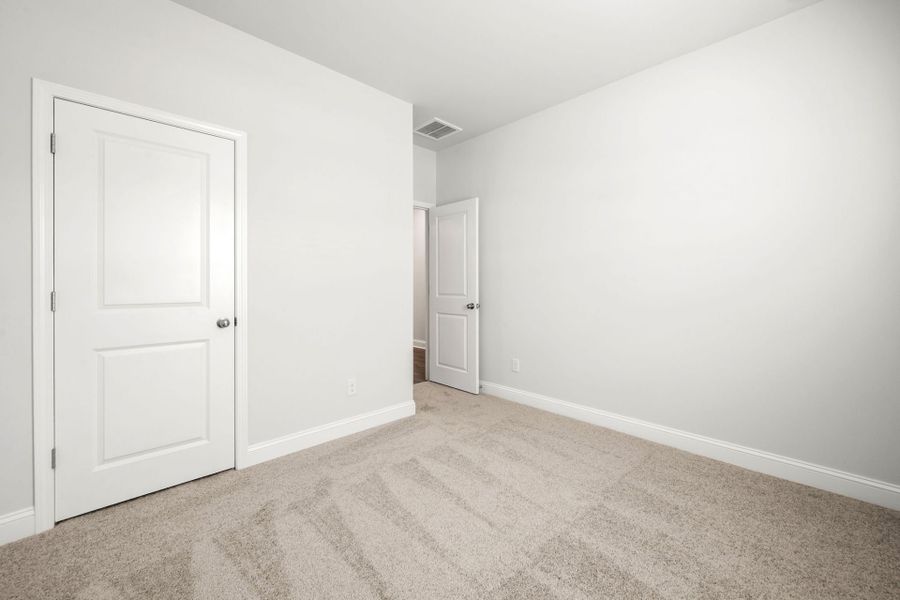 Spacious, unfurnished interior of a new home in Waterways, Richmond Hill (Image 15).