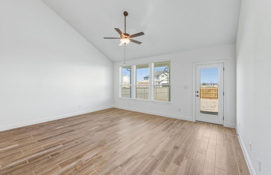 Spacious, unfurnished interior of a new home in Santa Rita Ranch, Liberty Hill (Image 49).