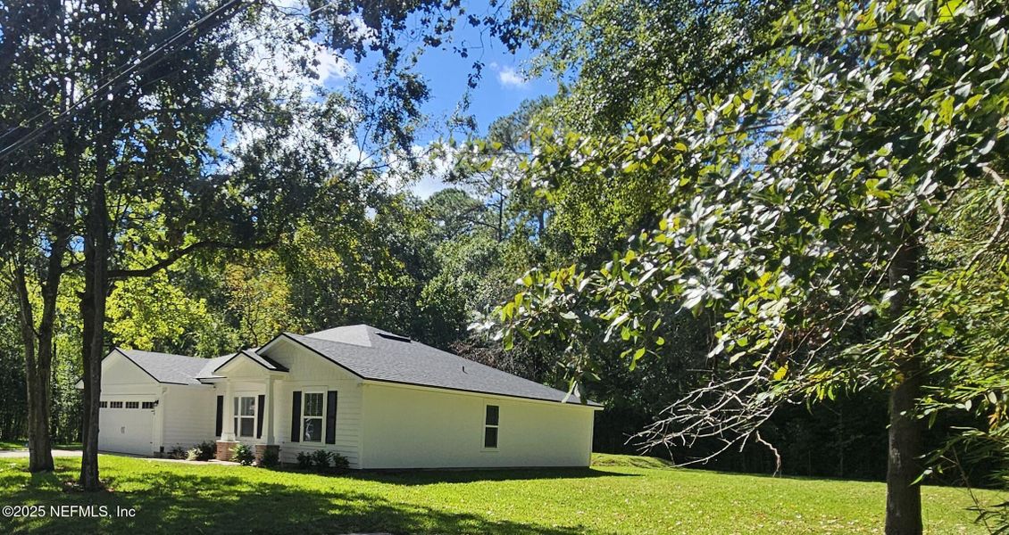 Exterior details and patio area of a home in , Jacksonville (Image 4).