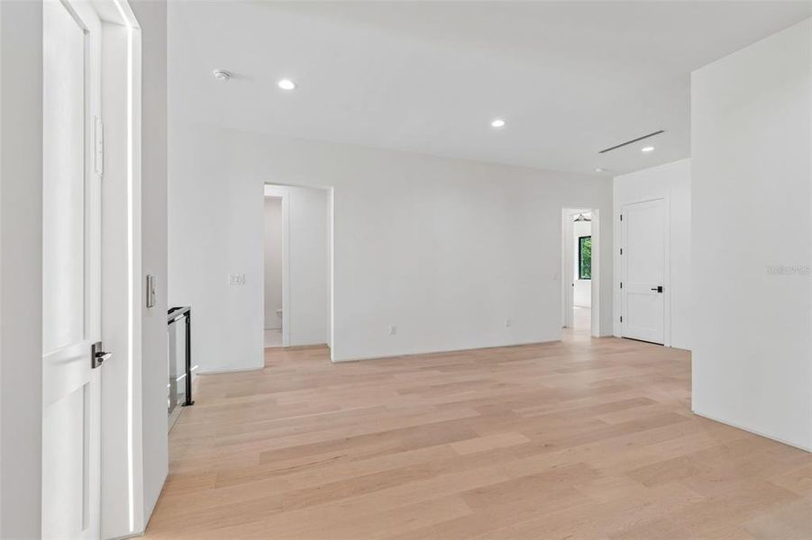 Spacious, unfurnished interior of a new home in , Tampa (Image 52).