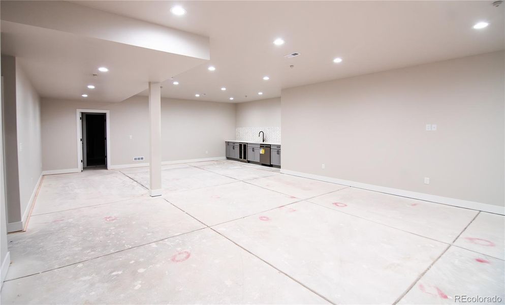 Spacious, unfurnished interior of a new home in , Lakewood (Image 15).