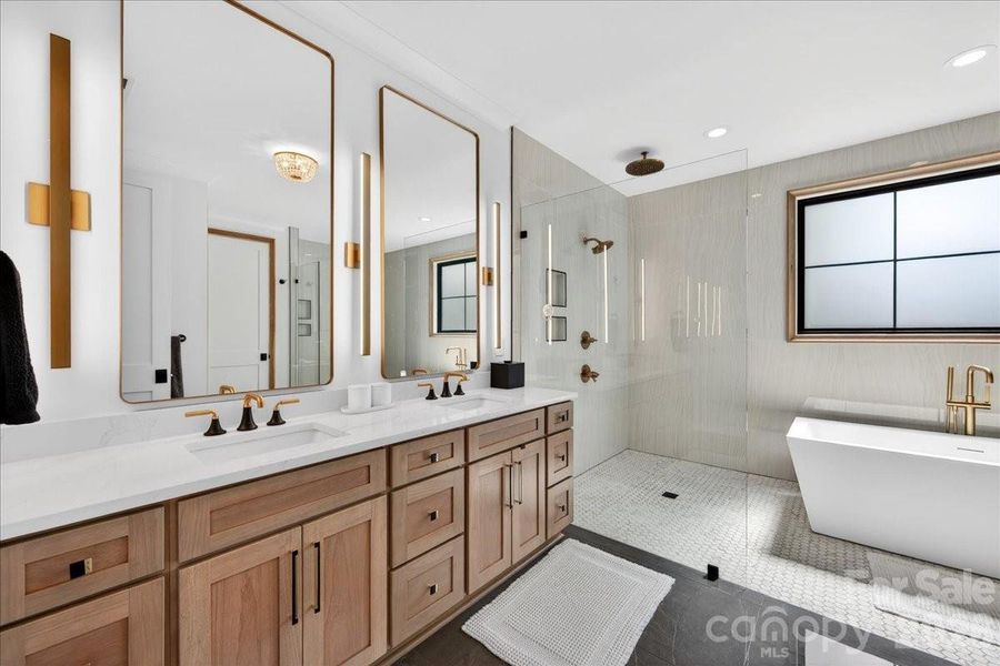 Owners' Bathroom Owners' Bathroom