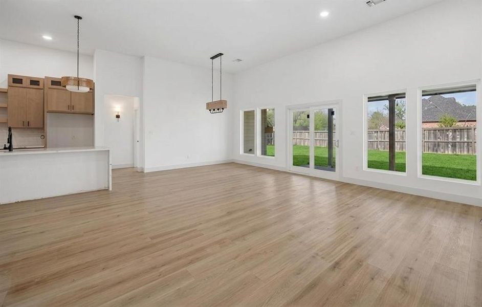 Spacious, unfurnished interior of a new home in , Sherman (Image 20).