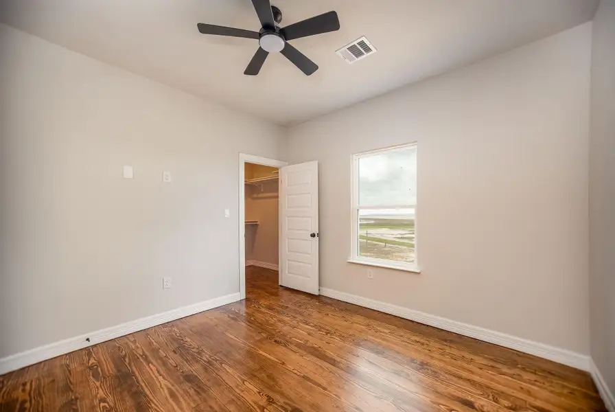 Spacious, unfurnished interior of a new home in , Port Lavaca (Image 16).