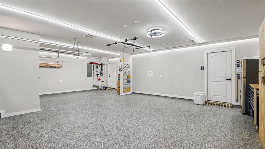 Spacious, unfurnished interior of a new home in Sycamore Cove, Hickory Creek (Image 21).