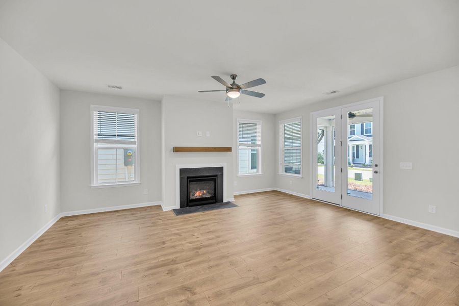 Spacious, unfurnished interior of a new home in Sweetgrass Station, Summerville (Image 7).