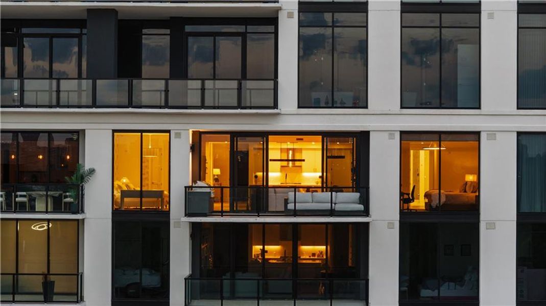 Condo located in Atlanta, GA showcasing its design and architecture (Image 29).