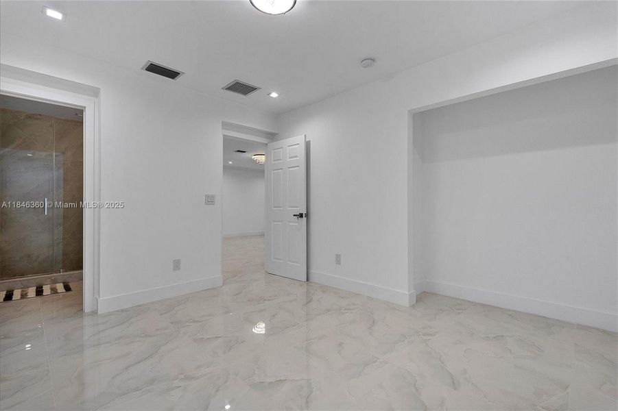 Spacious, unfurnished interior of a new home in , Hialeah (Image 21).