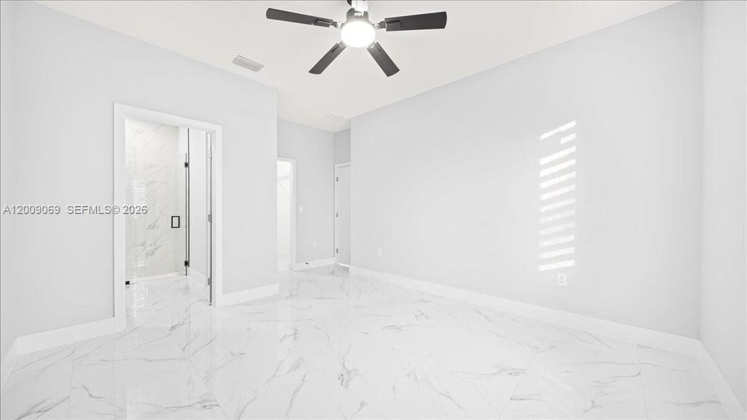 Spacious, unfurnished interior of a new home in , Cape Coral (Image 10).