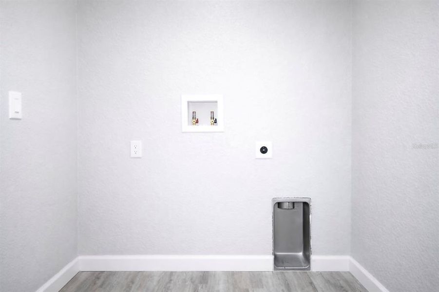 Spacious, unfurnished interior of a new home in , Sebring (Image 24).