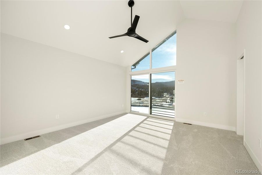 Spacious, unfurnished interior of a new home in , Winter Park (Image 15).