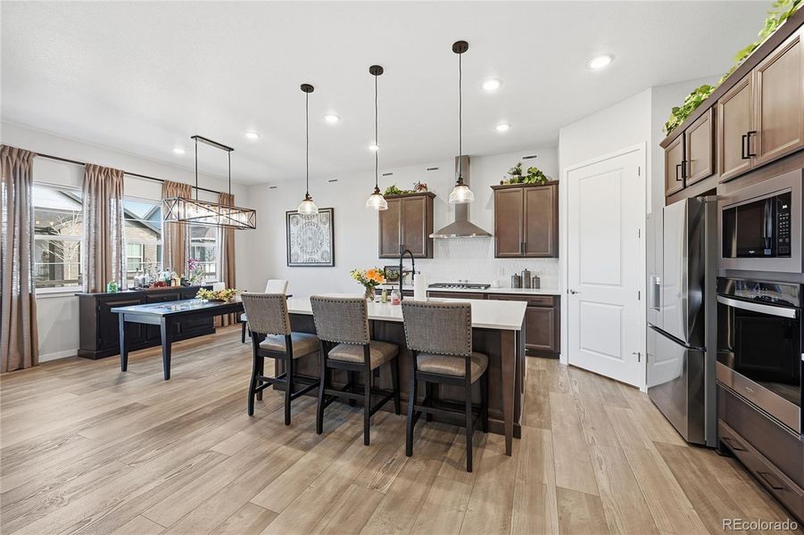Great Kitchen With Quartz Countertops!