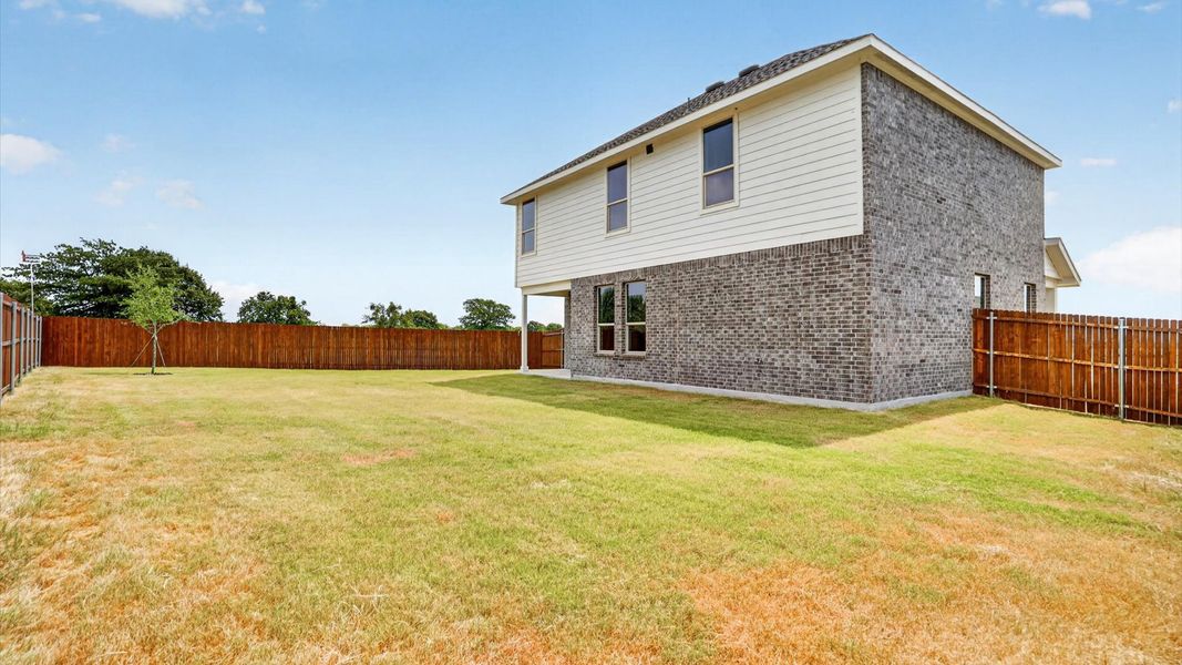 Exterior details and patio area of a home in Saratoga, Granbury (Image 17).