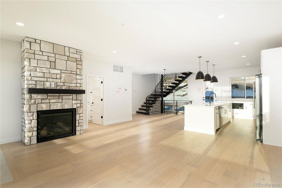 Spacious, unfurnished interior of a new home in , Winter Park (Image 18).