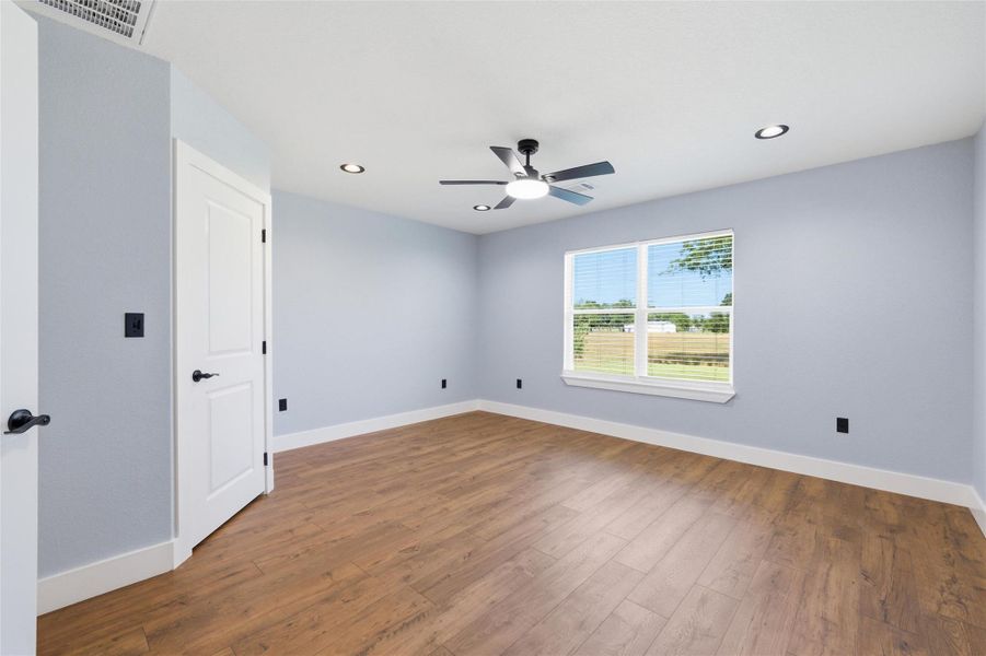 Spacious, unfurnished interior of a new home in , Bremond (Image 9).