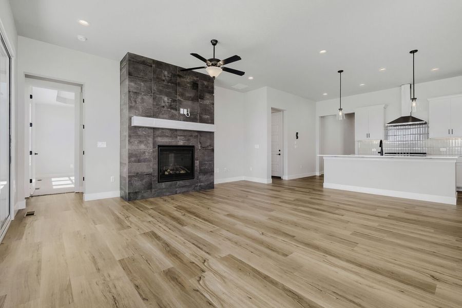 8688 Long Beach - Living Area