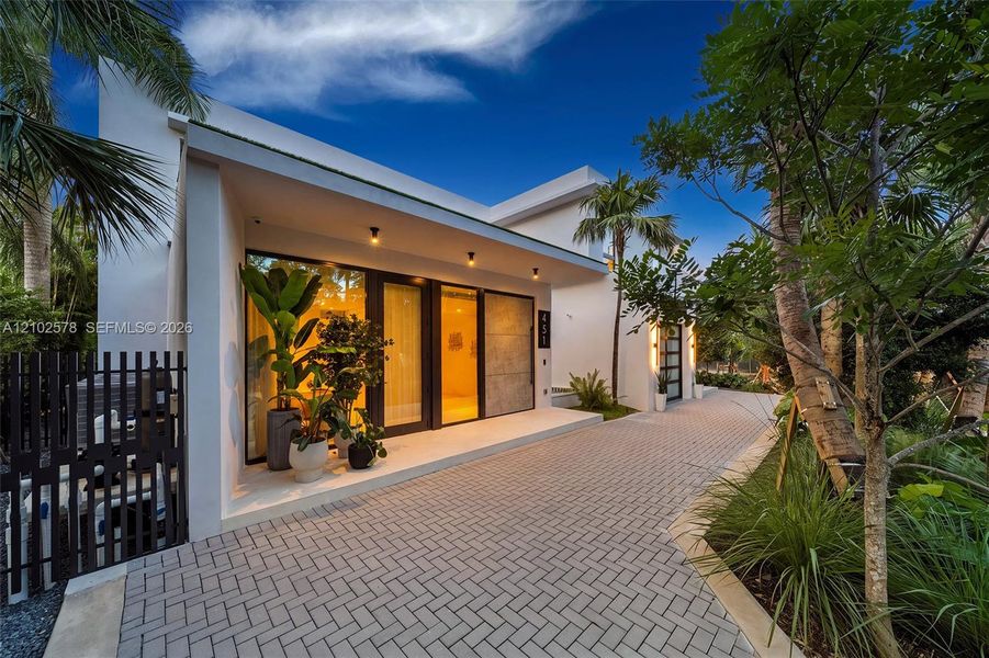 Exterior details and patio area of a home in , Miami (Image 27).