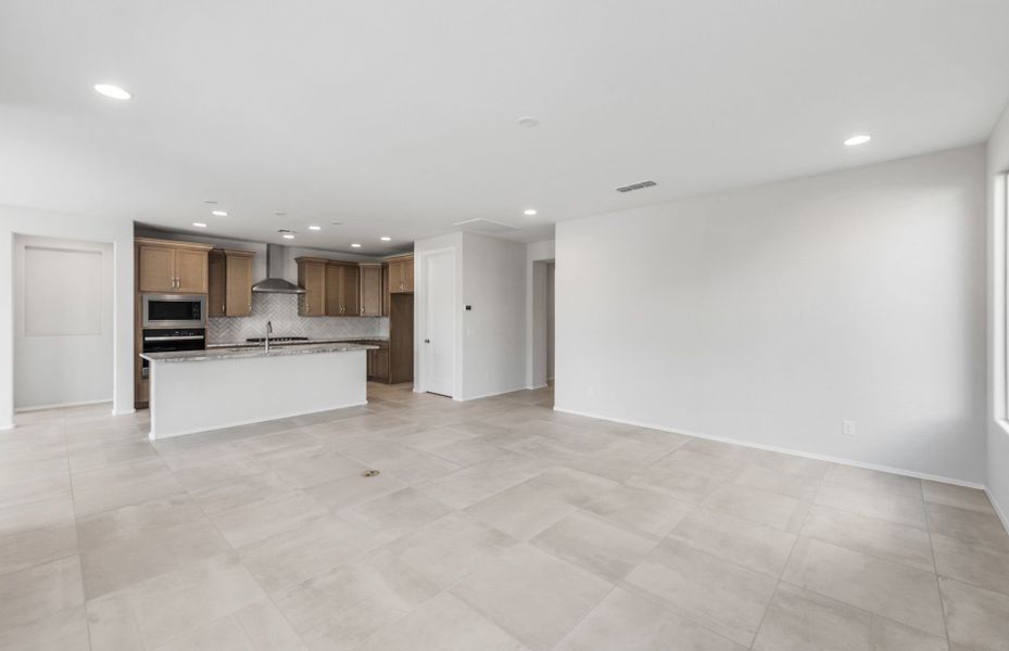 Spacious, unfurnished interior of a new home in Sun City Festival, Buckeye (Image 16).