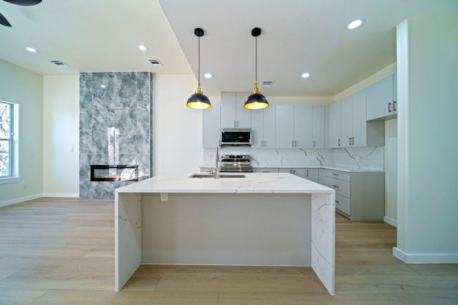 Expansive quartz island for stylish entertaining and culinary creativity. Expansive quartz island for stylish entertaining and culinary creativity.
