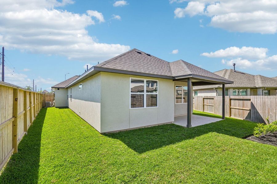 Exterior details and patio area of a home in Sienna 40', Missouri City (Image 22).
