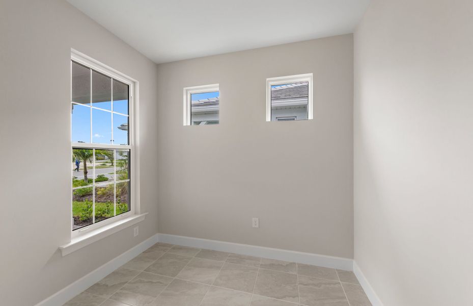 Spacious, unfurnished interior of a new home in Del Webb Oak Creek, North Fort Myers (Image 16).